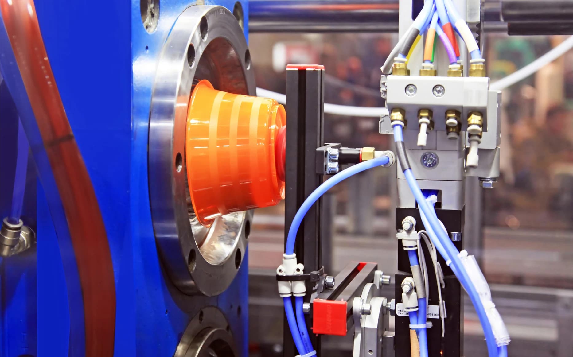 Injection Molding: Definisi, Komponen, Contoh dan Tantangannya